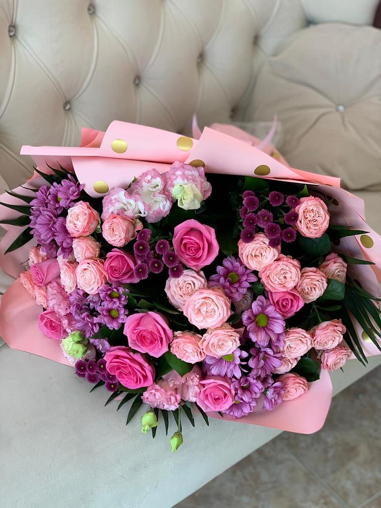 Букет цветов из: Хризантемы, Розы и Лизиантусы в Городовиковске