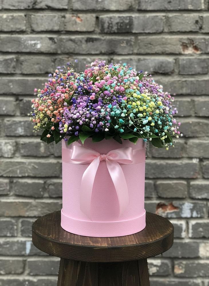 Цветочная композиция из Гипсофила и Розы в шляпной коробке в Городовиковске