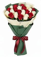 Букет Микс из красных и белых роз в Городовиковске