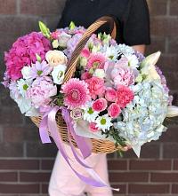 Композиция солнечный день в Городовиковске Цветочная композиция из Розы, Хризантемы, Пионы и Лизиантусы в корзине в Городовиковске