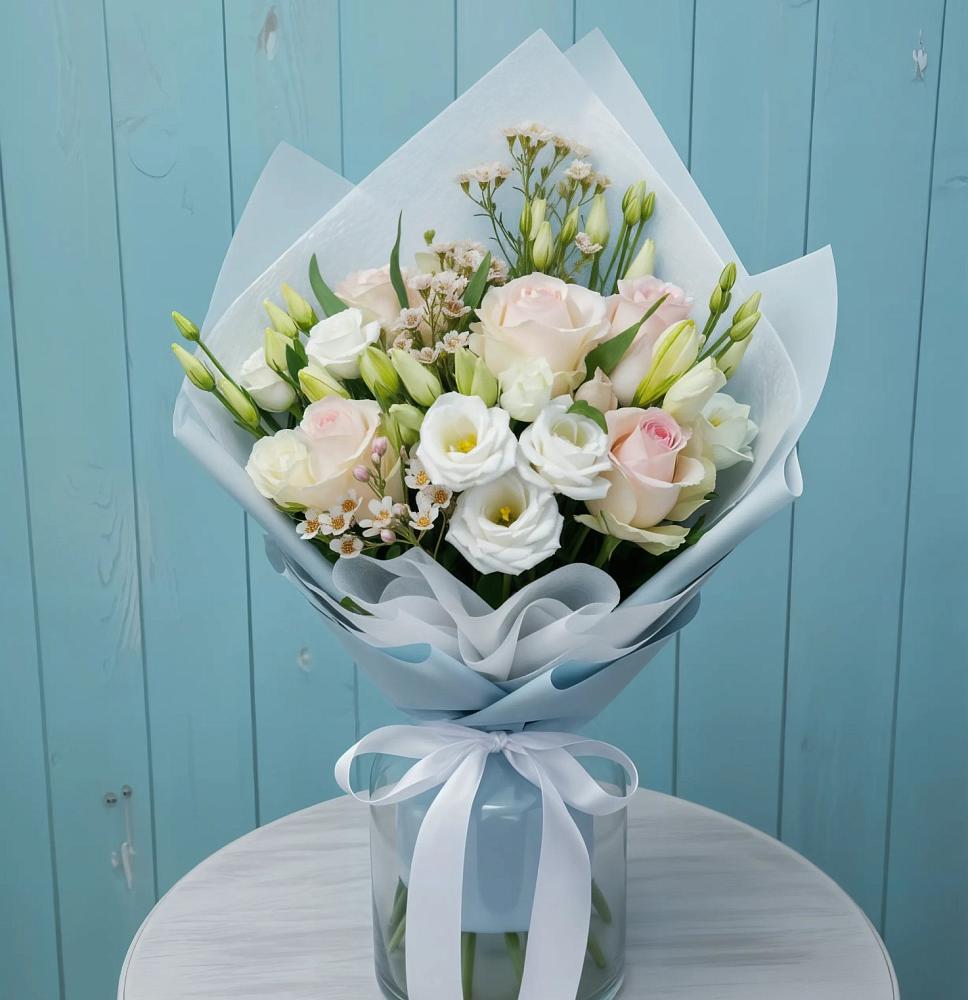 Букет цветов из: Розы и Лизиантусы в Городовиковске