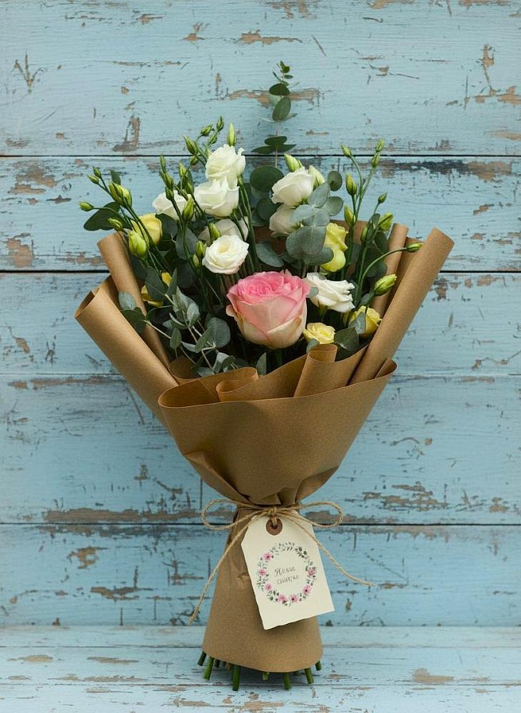 Букет цветов из: Розы и Лизиантусы в Городовиковске