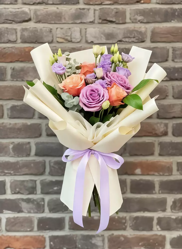 Букет цветов из: Лизиантусы и Розы в Городовиковске