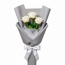 Букет 3 белые розы в Городовиковске