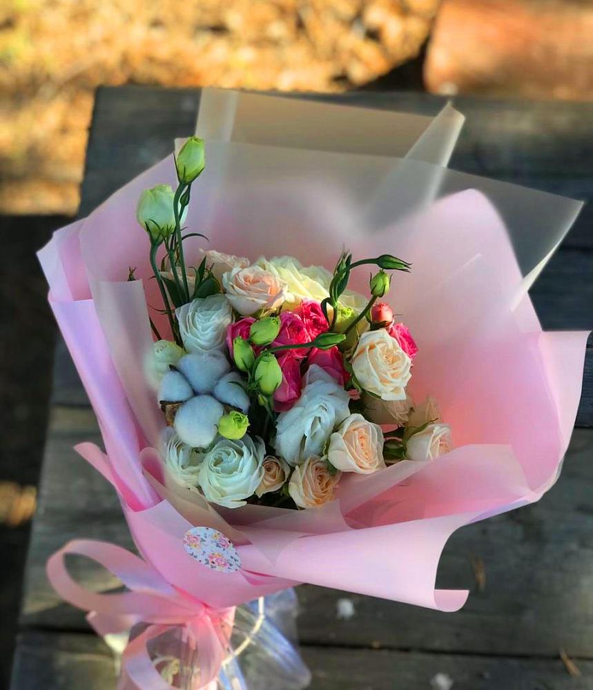 Букет цветов из: Розы и Лизиантусы в Городовиковске