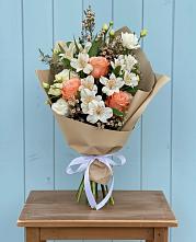 Букет цветов из:  Альстромерии, Лизиантусы, Розы и Хризантемы в Городовиковске
