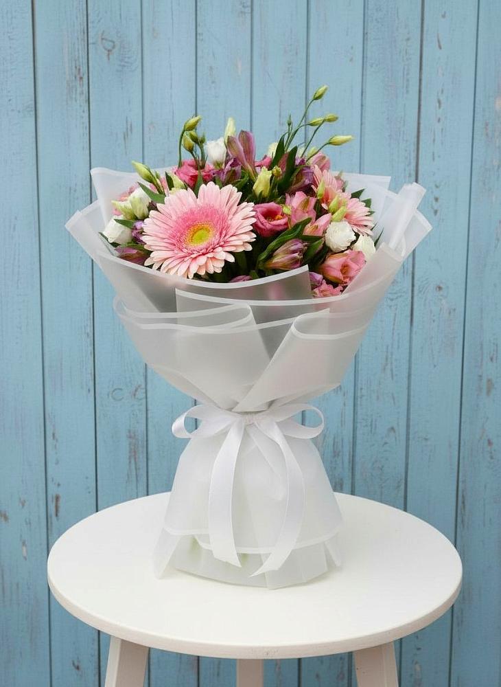 Букет цветов из: Герберы, Альстромерии и Лизиантусы в Городовиковске