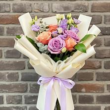 Букет цветов из:  Лизиантусы и Розы в Городовиковске