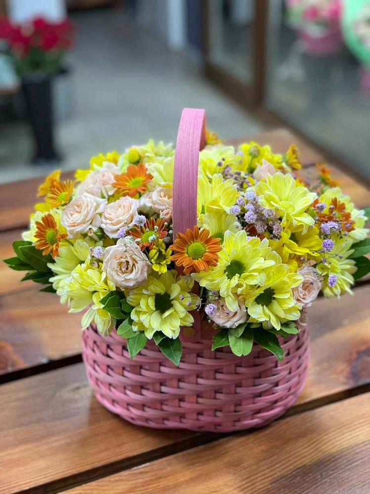 Цветочная композиция из Хризантемы и Розы в корзине в Городовиковске