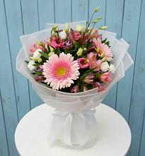 Букет цветов из:  Герберы, Альстромерии и Лизиантусы в Городовиковске