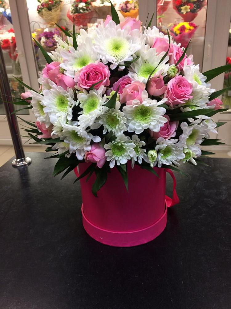 Цветочная композиция из Розы и Хризантемы в шляпной коробке в Городовиковске