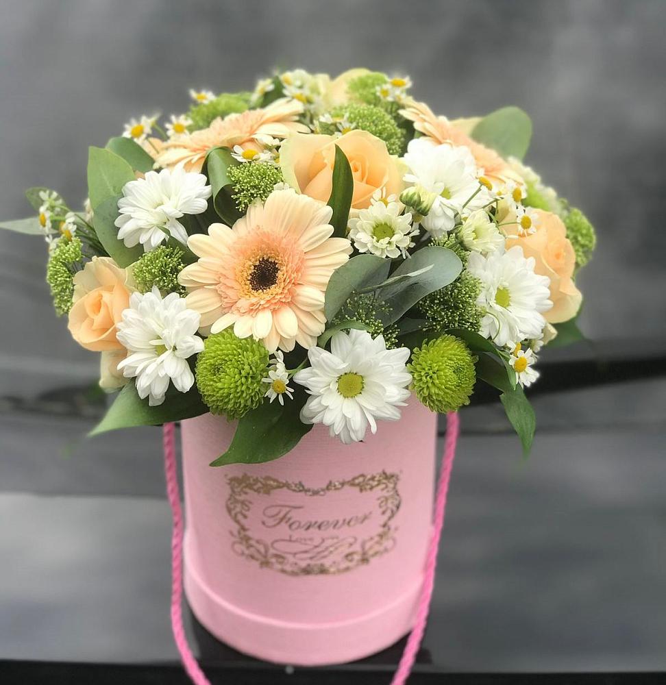 Цветочная композиция из Розы, Герберы и Хризантемы в шляпной коробке в Городовиковске