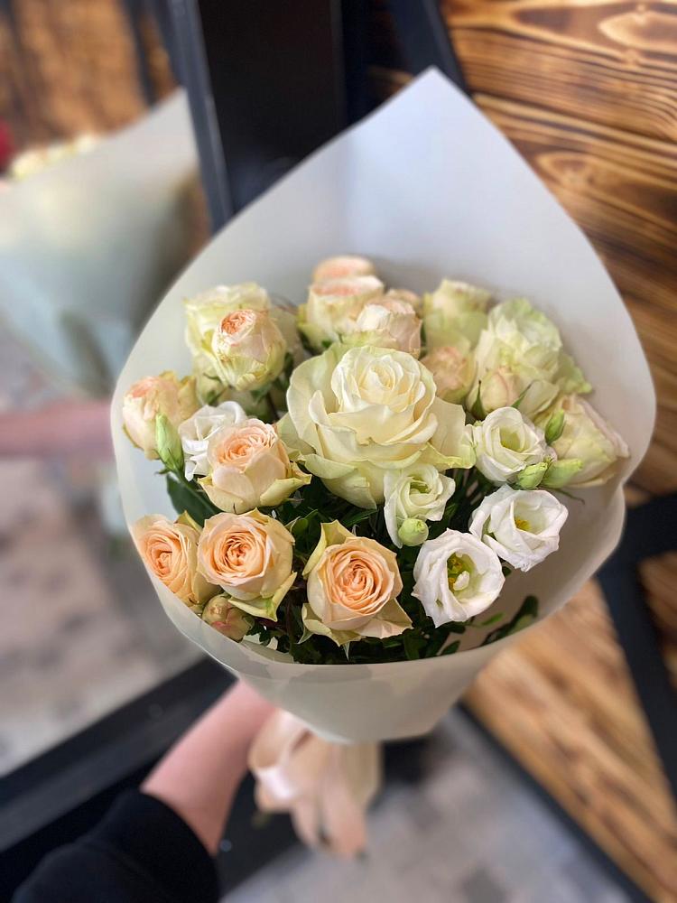 Букет цветов из: Розы и Лизиантусы в Городовиковске