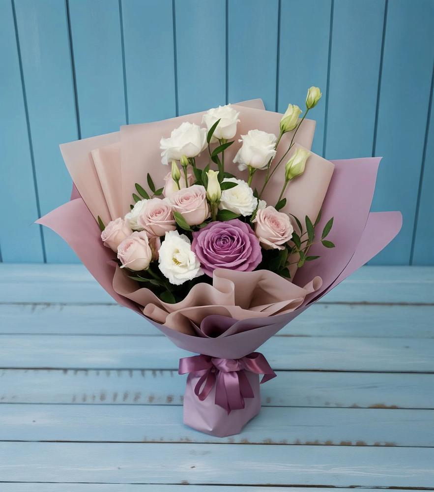 Букет цветов из: Розы и Лизиантусы в Городовиковске